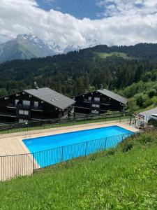 Piscina de la sau aproape de Studio Turquoise quartier Grattague vue MontBlanc