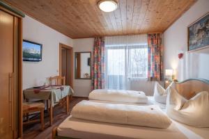 Un pat sau paturi într-o cameră la Appartement Pension Auhof