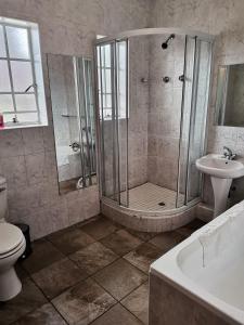 Ванна кімната в Sani Window B&B and Self catering