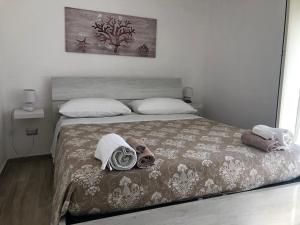 a bedroom with a bed with two towels on it at Casa di nonno sta in Santa Maria di Castellabate