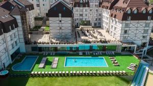 an aerial view of a pool in a building at Apartmani Kraljevi Čardaci in Kopaonik