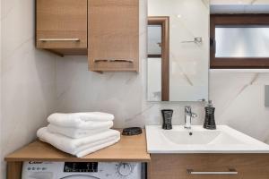 A bathroom at Castello Luxury Residence with Private Jacuzzi