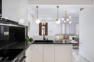 A kitchen or kitchenette at Castello Luxury Residence with Private Jacuzzi