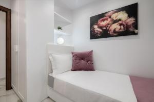 A bed or beds in a room at Castello Luxury Residence with Private Jacuzzi
