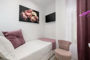 A television and/or entertainment centre at Castello Luxury Residence with Private Jacuzzi