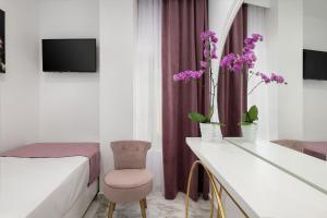 A television and/or entertainment centre at Castello Luxury Residence with Private Jacuzzi
