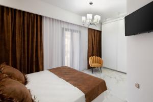 A bed or beds in a room at Castello Luxury Residence with Private Jacuzzi Még 37 kép