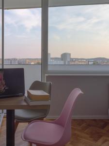 um escritório com uma secretária, uma cadeira e uma janela em INITIUM rooms - Pokoje na wynajem - Obrońców Wybrzeża 4D em Gdansk