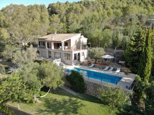 uma vista aérea de uma casa com piscina em Villa Sestret By LeMón Holiday em Valldemossa