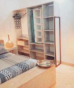 Chanjani的住宿－FURAHA VILLA 3，一间卧室设有一张床和一个书架