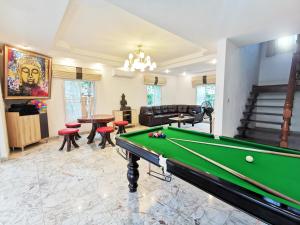 芭達雅南區的住宿－JOOPLAND Luxury Pool Villa Pattaya Walking Street 6 Bedrooms，客厅设有台球桌