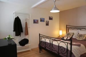 - une chambre avec un lit noir dans l'établissement Superbe appartement tout confort "Le Séquoia", à Monchy-Saint-Éloi