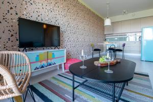Televízia a/alebo spoločenská miestnosť v ubytovaní Apartamenty Your Seaside