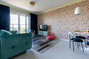 Televízia a/alebo spoločenská miestnosť v ubytovaní Apartamenty Your Seaside