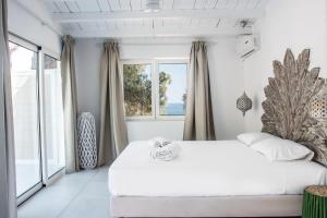 Posteľ alebo postele v izbe v ubytovaní Villa Arios, pool, jacuzzi and sea