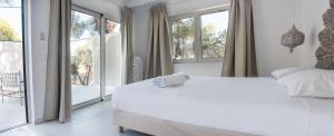 Posteľ alebo postele v izbe v ubytovaní Villa Arios, pool, jacuzzi and sea