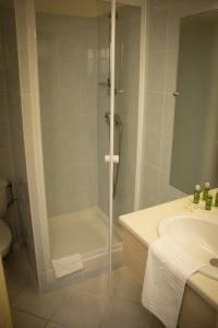 a bathroom with a shower and a sink at Le Terminus in Tarascon