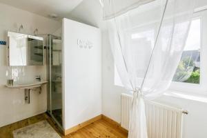 a bathroom with a shower and a window at La Régate - Maison avec garage et jardin clos - Pléneuf in Pléneuf-Val-André +11 photos