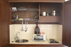 a kitchen counter with a sink and a microwave at Residenza Porta Guelfa in Bevagna