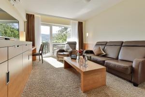sala de estar con sofá y mesa en Arens Hotel 327mNN, en Sankt Martin