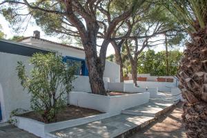 Vonkajšia záhrada v ubytovaní Villa Arios, pool, jacuzzi and sea