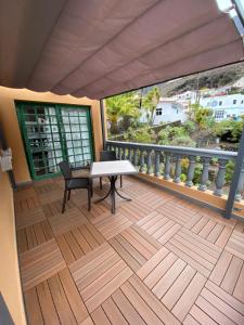 balcón con mesa, sillas y vistas en Hotel Ida Inés en Frontera
