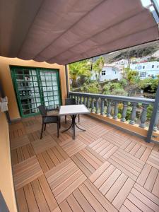 a balcony with a table and chairs and a view at Hotel Ida Inés in Frontera