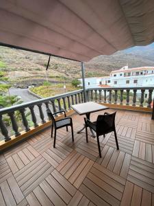 un patio con 2 sillas y una mesa en el balcón en Hotel Ida Inés en Frontera
