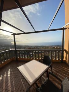 una mesa y sillas en un balcón con vistas en Hotel Ida Inés, en La Frontera