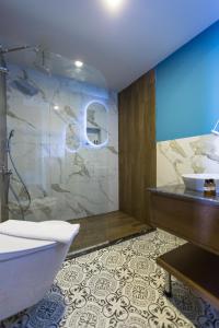 Et badeværelse på Risus Beach Resort Hotel