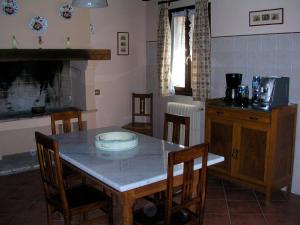 A kitchen or kitchenette at Agriturismo Corte Bebbi