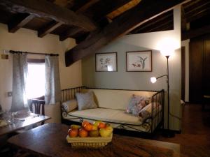 A seating area at Agriturismo Corte Bebbi