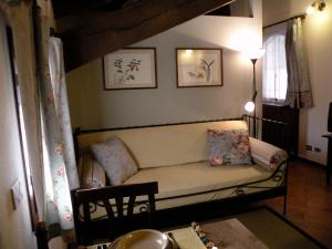 A seating area at Agriturismo Corte Bebbi