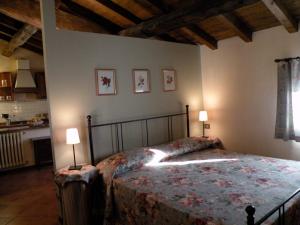 A bed or beds in a room at Agriturismo Corte Bebbi