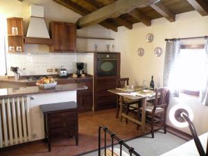 A kitchen or kitchenette at Agriturismo Corte Bebbi