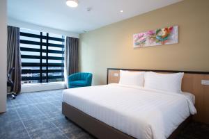 
A bed or beds in a room at Hotel 7 Suria
