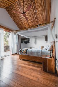 - une chambre avec un lit et un ventilateur de plafond dans l'établissement The Retreat, à Kigali