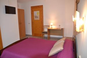 Posteľ alebo postele v izbe v ubytovaní Hostal Montserrat