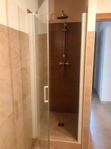 eine Dusche mit Glastür im Bad in der Unterkunft Apartamentos Casa Les Valeres in Fuentespalda