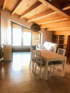 ein Esszimmer mit einem Tisch und Stühlen in der Unterkunft Apartamentos Casa Les Valeres in Fuentespalda