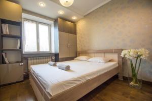Un pat sau paturi într-o cameră la Gorodskoy val 9