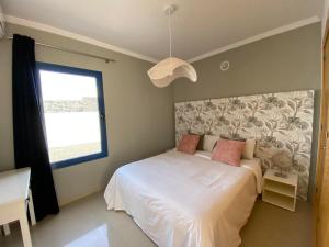 sypialnia z białym łóżkiem i oknem w obiekcie Villa Gaumet by Villalia w mieście Playa Blanca