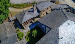 una vista aérea de una casa con techo en Casa del forno, en San Martín de Oscos