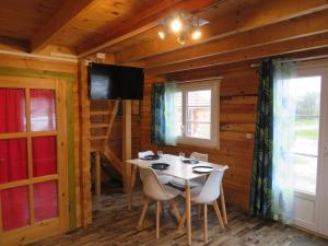 Μια τηλεόραση ή/και κέντρο ψυχαγωγίας στο Chalet Les P'tites Maisons dans la Prairie