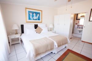 
A bed or beds in a room at Brenwin Guest House
