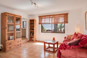 una sala de estar con un sofá y una mesa en La Casita, en Famara