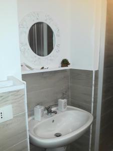 bagno con lavandino e specchio di Franco-Home a Palermo