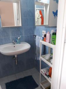 Ένα μπάνιο στο Monolocale Arianna con giardino privato e piscina