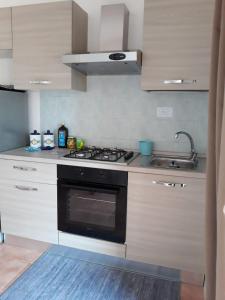 Η κουζίνα ή μικρή κουζίνα στο Monolocale Arianna con giardino privato e piscina