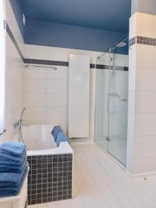 特納維耶的住宿－L'Aubier，带浴缸和玻璃淋浴间的浴室。